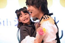 稲垣来泉（左）と佐野勇斗（右）。