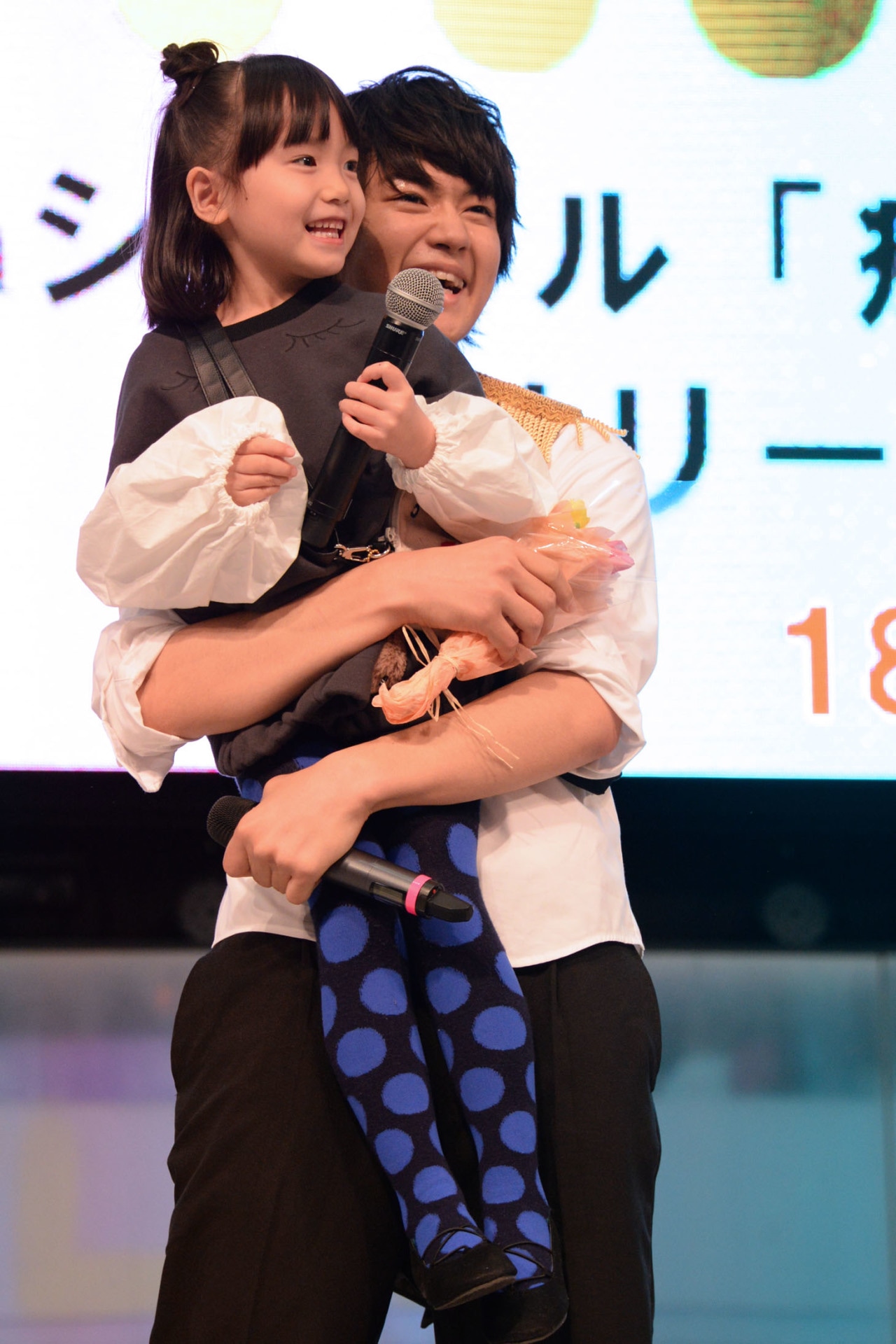 稲垣来泉（左）と佐野勇斗（右）。