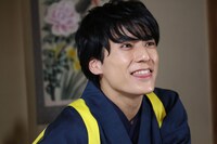 「次ナルTV-G」MCのユースケ（超特急）。