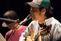 ステージに子供を上げて歌う七尾旅人（右）。（撮影：新保勇樹）