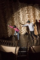 「Future Running」で踊る子供と七尾旅人。（撮影：新保勇樹）