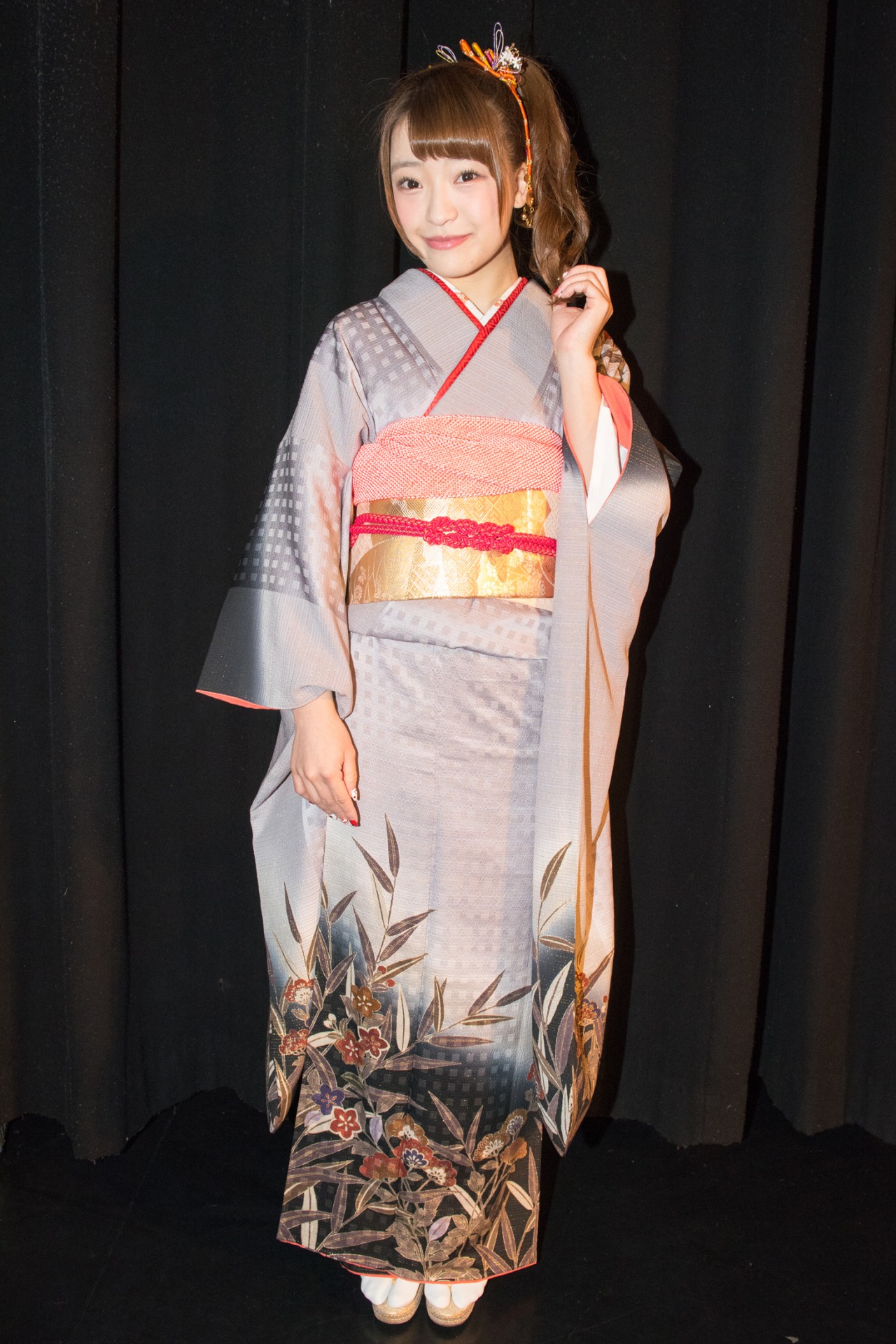 晴れ着姿の齋藤里佳子。