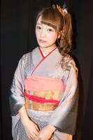 晴れ着姿の齋藤里佳子。