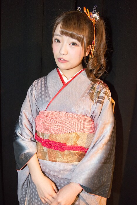 晴れ着姿の齋藤里佳子。