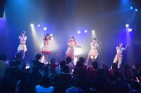 「DEAR KISS齋藤里佳子成人式ライブ」の様子。