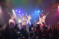 「DEAR KISS齋藤里佳子成人式ライブ」の様子。