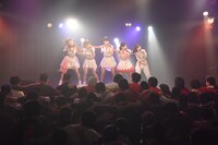 「DEAR KISS齋藤里佳子成人式ライブ」の様子。