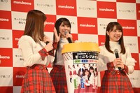 お麩の魅力をアピールする牧野真莉愛（中央）。