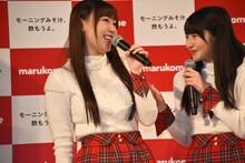 「二の腕が柔らかいからとうふ担当になったのかな？」と語る譜久村聖（左）と二の腕の柔らかさを確認する尾形春水（右）。