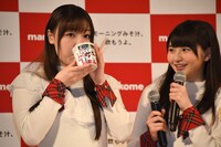 みそ汁をすする譜久村聖（左）とそれを見守る尾形春水（右）。