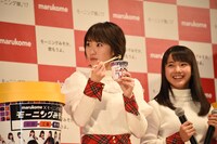 揚げナスのもちもち具合に驚く工藤遥（左）。