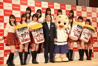 マルコメ新商品発表会の様子。青木時男マルコメ代表取締役（前列左から4番目）、マルコメ君（前列右からから4番目）と記念撮影するモーニング娘。'17。