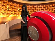 「バズリズム」のセットでの倉木麻衣。