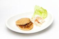 オリジナルフード「豚丼ライスバーガー」イメージ。