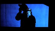The Mirraz「ペ・ル・ソ・ナ~邪魔しないでよ~」のミュージックビデオのワンシーン。