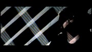 The Mirraz「ペ・ル・ソ・ナ~邪魔しないでよ~」のミュージックビデオのワンシーン。