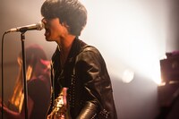 佐々木亮介（Vo, G）（撮影：丹澤由棋）