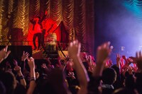 酒樽を横に熱唱する佐々木亮介（Vo, G）。（撮影：丹澤由棋）