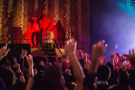 酒樽を横に熱唱する佐々木亮介(Vo, G)。(撮影:丹澤由棋)