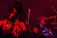 佐々木亮介（Vo, G）（撮影：丹澤由棋）