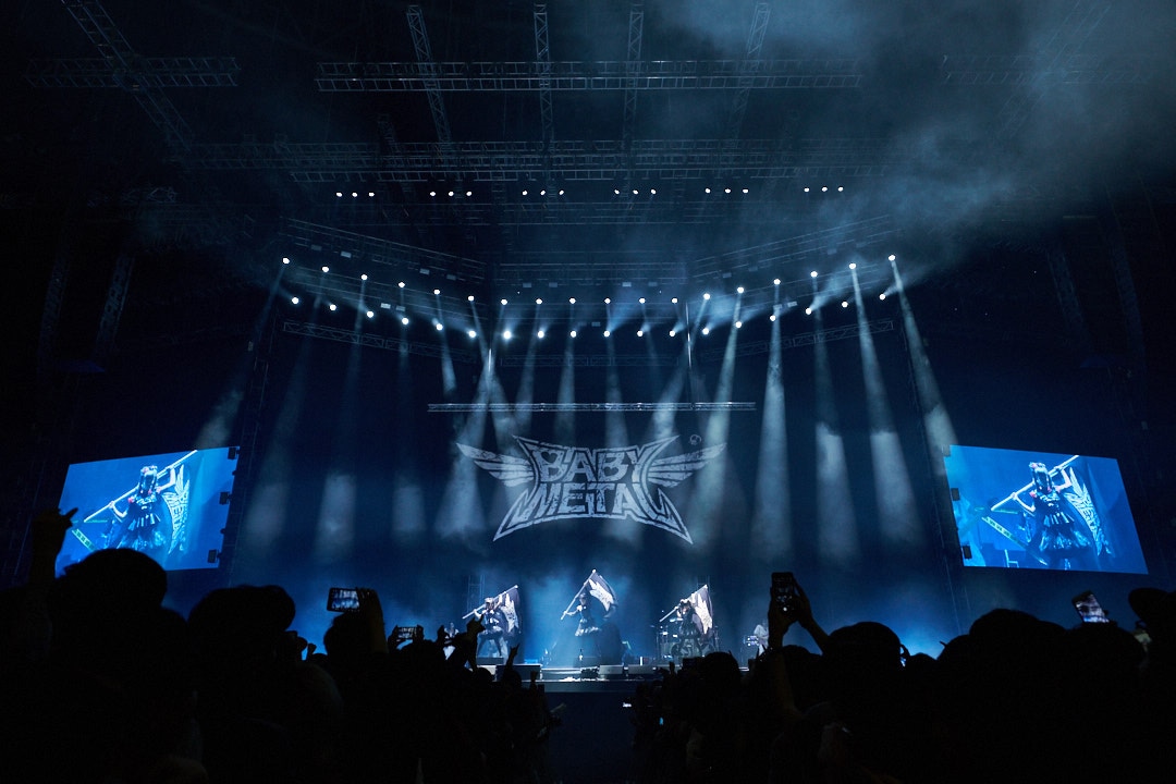 Metallica「WorldWired Tour 2017」韓国・Gocheok Sky Dome公演に出演したBABYMETAL。（Photo by Tsukasa Miyoshi [Showcase ] ）