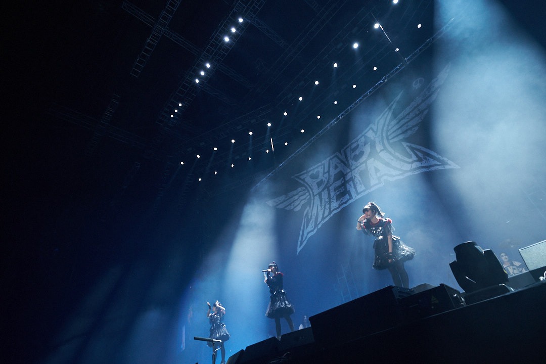 Metallica「WorldWired Tour 2017」韓国・Gocheok Sky Dome公演に出演したBABYMETAL。（Photo by Tsukasa Miyoshi [Showcase ] ）