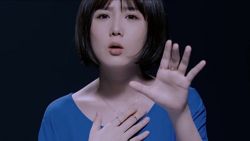 暁月凛「コノ手デ」ミュージックビデオのワンシーン。
