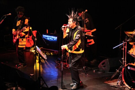 左からCOU（G）、KERA（Vo）。（Photo by Ayaka Matsui）