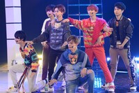 「Clap Our Hands!」を披露する超特急。