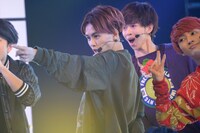 「Clap Our Hands!」を披露する超特急。