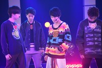 「Clap Our Hands!」を披露する超特急。