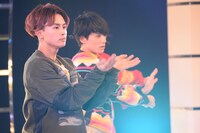 「Clap Our Hands!」を披露する（左から）タクヤ、ユースケ。