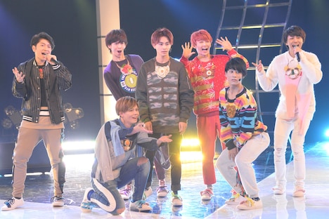 「Clap Our Hands!」を披露する超特急。