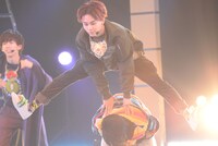 「Clap Our Hands!」を披露する超特急。