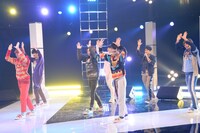 「Clap Our Hands!」を披露する超特急。