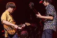 左から森夏彦（B）、原田茂幸（G, Cho）。