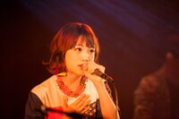 「新年初ワンマンライブ ～私なりの酉ックオア酉ートメント～」の様子。（提供：ポニーキャニオン）