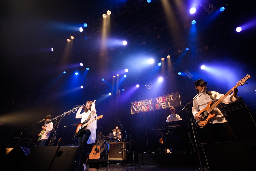 「植田真梨恵LIVE TOUR 2017［ロンリーナイト マジックスペル］」東京・TSUTAYA O-EAST公演の様子。（撮影：竹谷さくら、佐藤祐介）