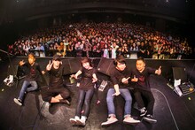 植田真梨恵とバンドメンバー。左から西村広文（Key）、麻井寛史（B）、植田真梨恵、鶴澤夢人（G）、車谷啓介（Dr）。（撮影：竹谷さくら、佐藤祐介）