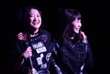 肩を組む中江友梨（左）と庄司芽生（右）。