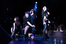東京女子流「TOKYO GIRLS' STYLE × GIRLS BAND ～赤坂屋内音楽堂～」の様子。