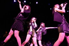 東京女子流「TOKYO GIRLS' STYLE × GIRLS BAND ～赤坂屋内音楽堂～」の様子。