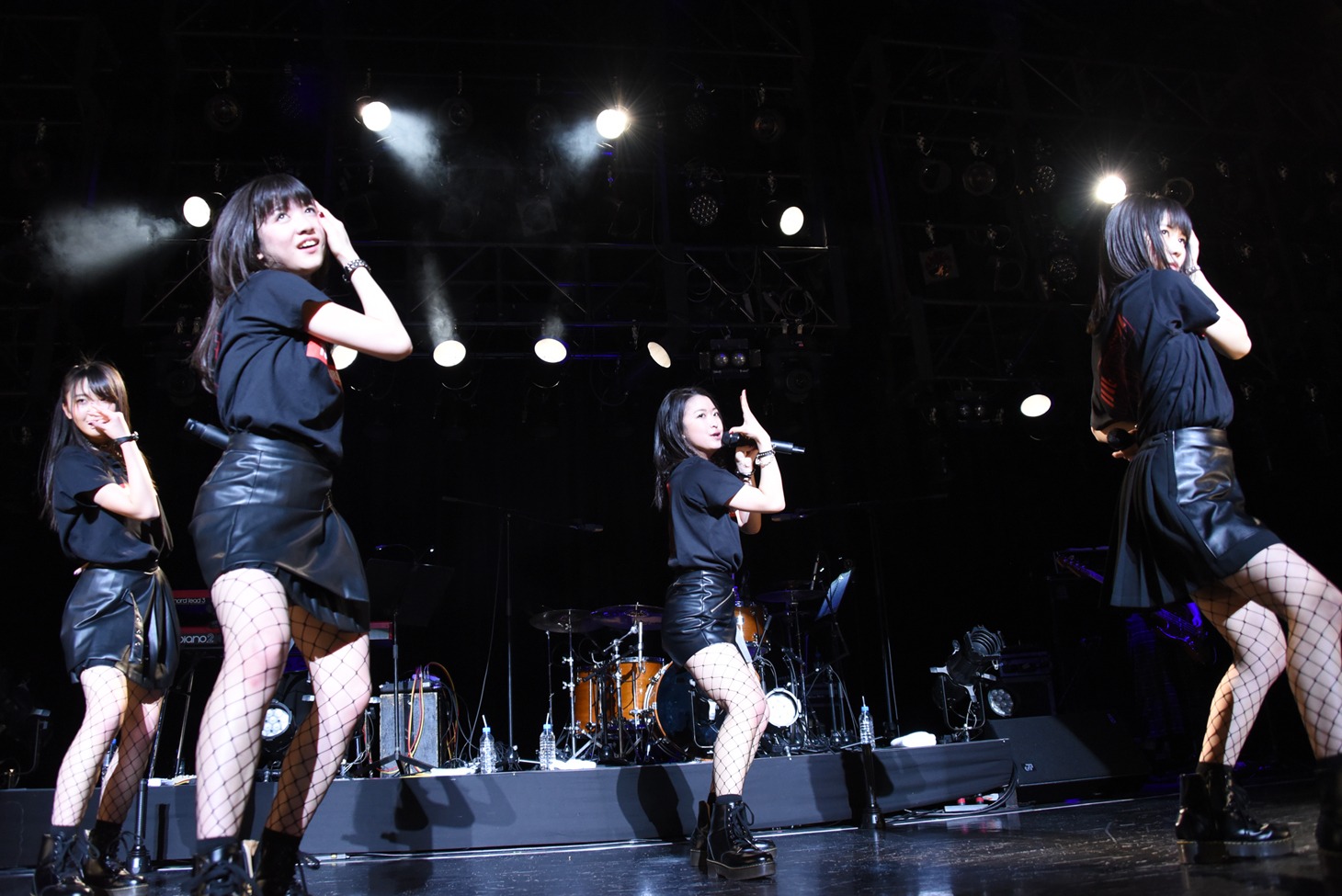 東京女子流「TOKYO GIRLS' STYLE × GIRLS BAND ～赤坂屋内音楽堂～」の様子。