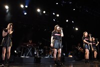 東京女子流「TOKYO GIRLS' STYLE × GIRLS BAND ～赤坂屋内音楽堂～」の様子。