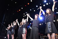 手をつないでアスタライトの声援に応える東京女子流＆バンドメンバー。