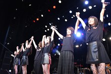 手をつないでアスタライトの声援に応える東京女子流＆バンドメンバー。