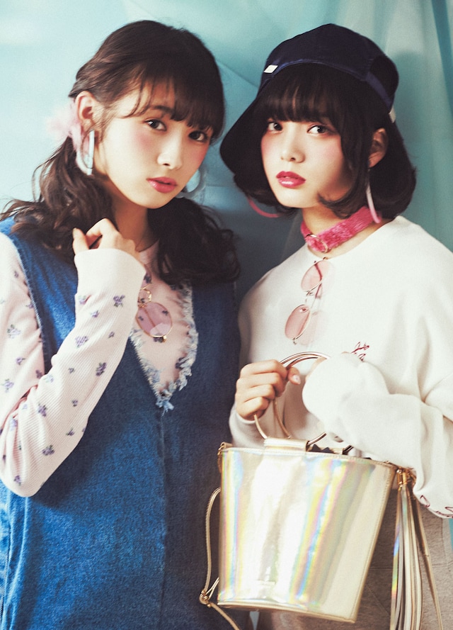 「LARME 026」より、左から渡辺梨加、平手友梨奈。