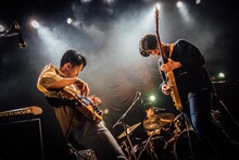 矢澤直紀（B）と角舘健悟（Vo, G）。（Photo by Ray Otabe）