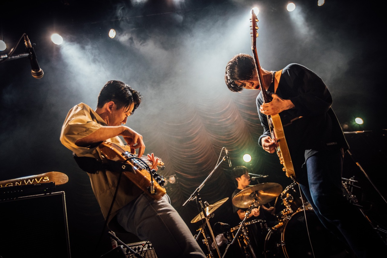 矢澤直紀（B）と角舘健悟（Vo, G）。（Photo by Ray Otabe）
