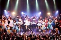 出演者に囲まれソロダンスを披露する清竜人。（撮影：笹森健一）